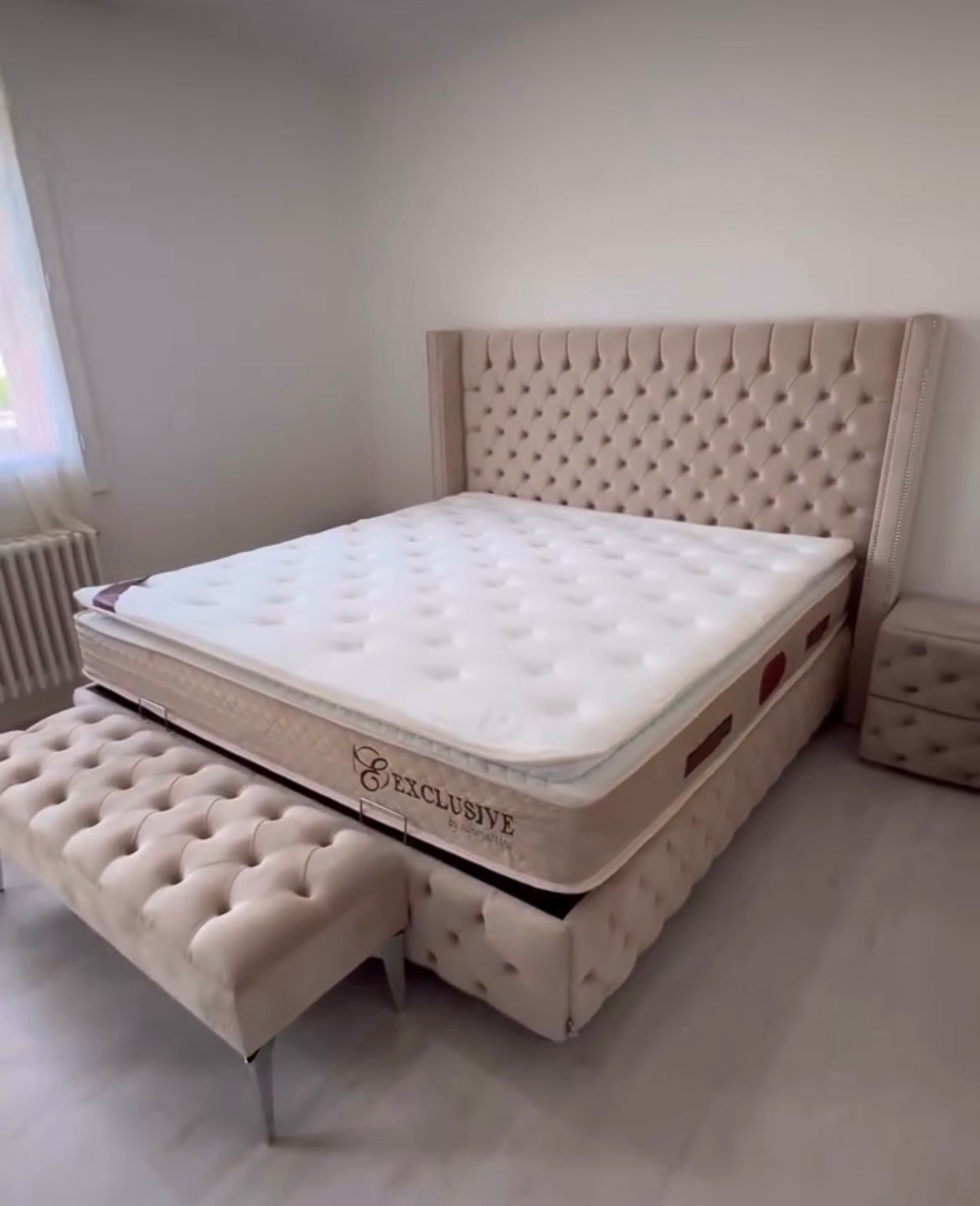 Lit Coffre CLOUTE Velours Beige